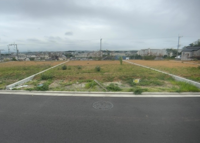 現地に行くなら、物件の周囲の地形がどうなっているかを見ることも大切です。周辺より低くなっている土地では、大雨などで水が集まりやすいため、地盤が弱くなっているということも考えられるため、注意が必要です。