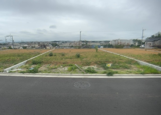 土地購入を検討されている場合、境界杭がない状態で購入してしまうと境界確定測量をする必要があり、費用がかかります。購入の前に、売主、隣土地所有者立ち合いのもと境界を確定し境界杭を設置するのがベストです。