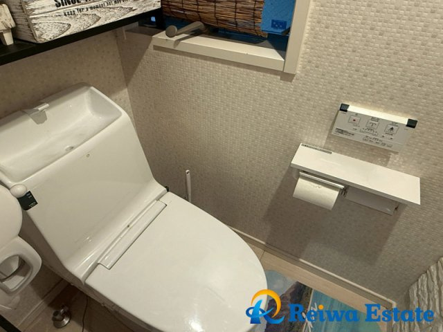 小窓を設置する事により明るく、通気性の良いトイレです♪