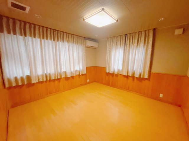 ■1階洋室｜お子様の一人部屋にピッタリな洋室。木のぬくもりを感じるフローリングは、天然木の味わいが時とともに深みを増していきます。また、傷にも強く、フリーワックスでお手入れもラクラクです♪