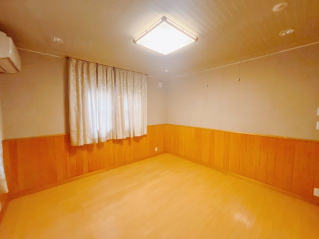 ■1階洋室｜ナチュラルカラーの床です。模様替えなどとても楽しく工夫できます♪陽当たり、風通しもとても良いので毎日快適な生活スタートです！子供部屋にも良いですね