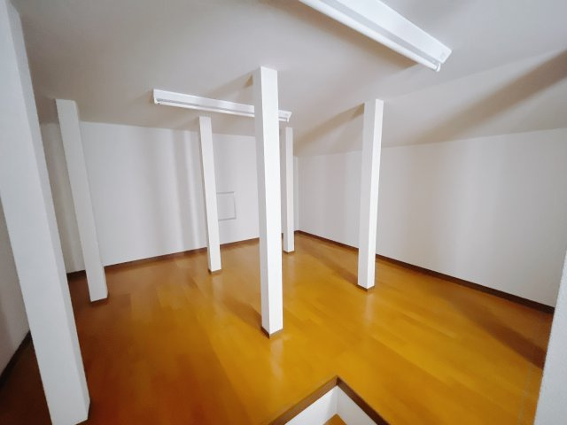 ■屋根裏収納｜お洋服はもちろん、使う頻度の少ない家具や小物・場所を取りがちな旅行用のスーツケースなどもしまえます。
