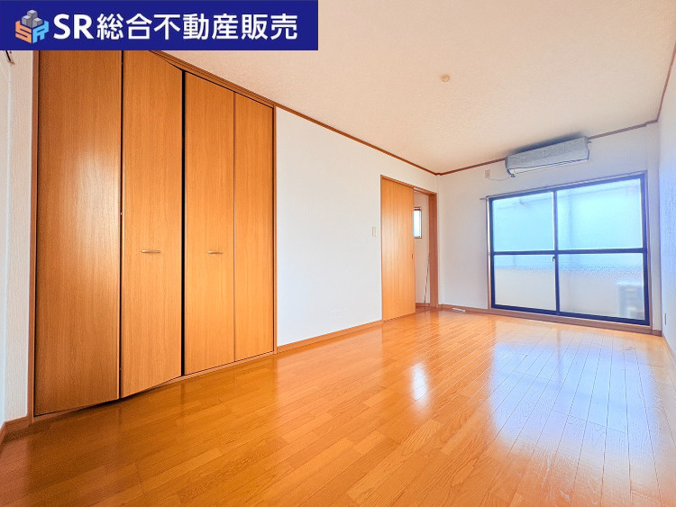 3階8.2帖　バルコニーへ出入りできる洋室です。寝室としても◎