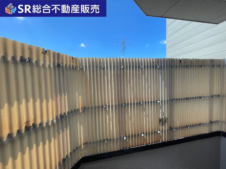 2階バルコニーです。波板を高めに組んで人目が気にならないようになっています。