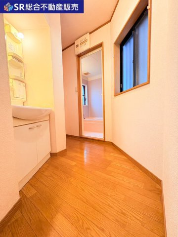 温水シャワー付洗面化粧台があり朝の支度も楽々です☆
