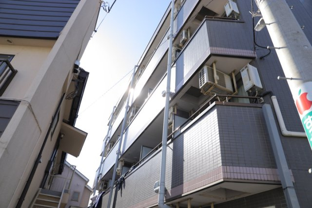 一般的なバルコニーは、奥行1.5ｍ程ですが、ワイルドバルコニーは2ｍまで広がっています。そのため洗濯物の間隔をあけ干すことができ、乾きやすいというメリットや、ガーデニングが楽しめる等の特徴があります。