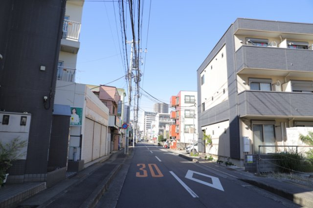 眺望の良さを楽しめるダイニングキッチンで家族団らんの時間を過ごしてはいかがでしょうか。バルコニーから見える景色を家族で眺める時間は、時間が経つのを忘れてしまいそうですね。是非、現地を見に行きましょう！
