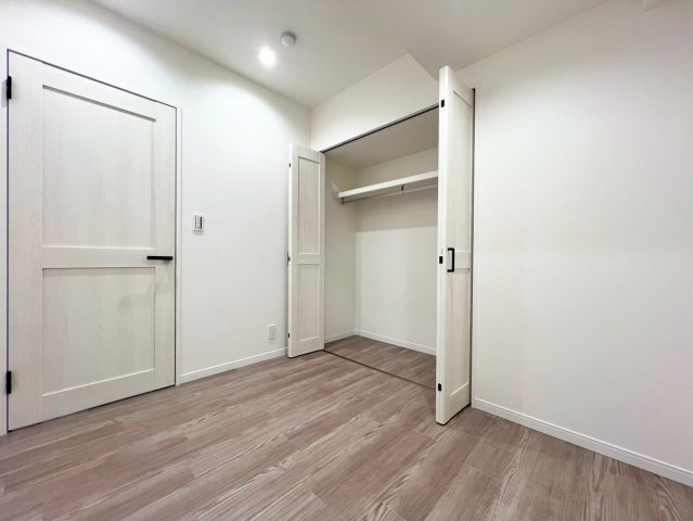 ◆室内はいつも明るい印象なので気持ちの良い朝を迎えられます。各部屋にはクローゼットを完備しており、収納が多いお家はすっきりして快適空間です。