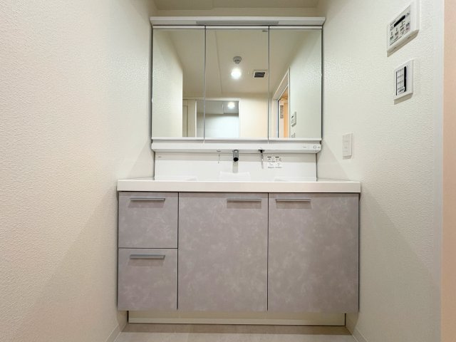 ◆毎日使う場所だから、機能的で使いやすさに配慮したパウダールーム。すっきりと使えるように収納も豊富にご用意しています。