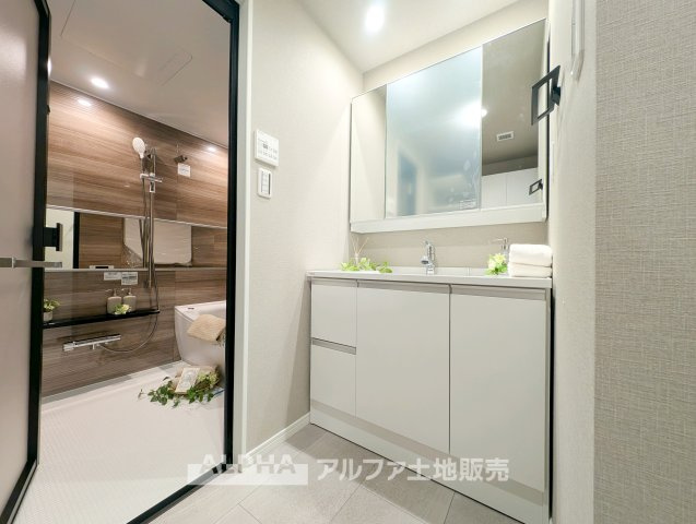 【Powder　room】　◆独立洗面台◆洗顔やヘアセットなど毎日使う場所だからこそ、使いやすさに配慮された設計。収納力もあり、すっきりとした空間で気持ちよく一日を始められます。