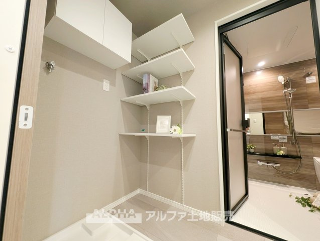 【Powder　room】　◆独立洗面台◆朝の身支度や帰宅後の手洗いも快適に行える独立洗面台。収納スペースも備えており、洗面用品をすっきり整理できる使い勝手の良い空間です。