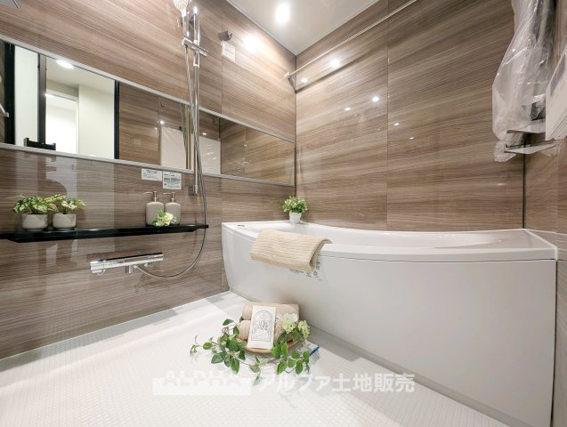 【Bath　room】　◆バスルーム◆一日の疲れをゆっくり癒せる落ち着いたバスルーム。浴室乾燥機付きで天候を気にせず洗濯でき、毎日の暮らしにも便利な空間です。