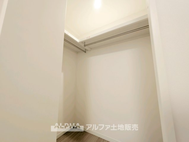 【multi　room】　◆多用途に使える一室◆収納やワークスペースとしても活用できる洋室。家族構成やライフスタイルに合わせて柔軟に使える空間です。