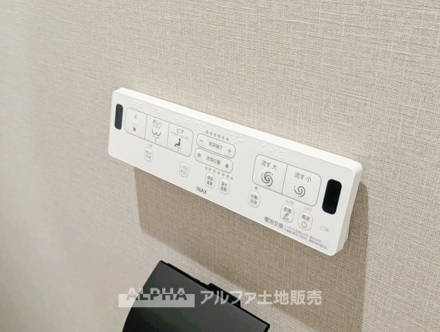 【Warm　water　flush　toilet】　◆温水洗浄便座付きトイレ◆お掃除も楽々。快適に過ごすためには今や欠かせない設備の一つです。壁掛けリモコンで使いやすくいつでも清潔に保てます。