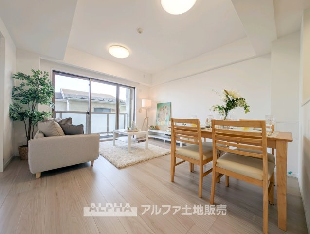 【Gathering　Place】　◆人を招きたくなる◆　友人とのホームパーティーや、ご親族との食事会など、大切な人と過ごす時間をより心地よく演出するリビングです。