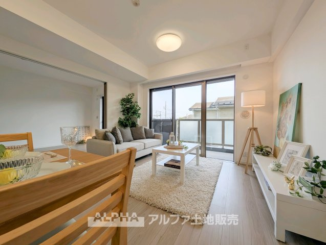 【Living　Room】　◆家族時間を育む◆　朝は食卓を囲み、昼はお子様の遊び場、夜は家族団らんのひととき。時間帯ごとに異なる役割を担い、暮らしの中心となるリビングです。