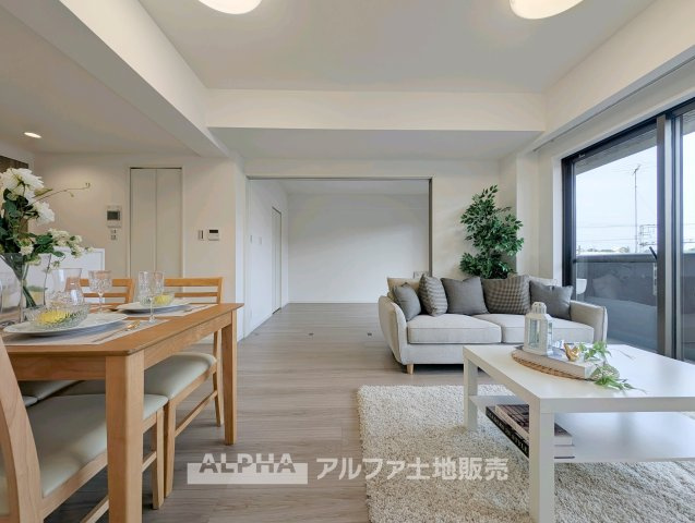 【Living　Space】　◆暮らしの中心◆　家族との団らんや来客時のおもてなし、お子様の遊び場や学習スペースなど、さまざまなライフシーンに対応するリビングです。
