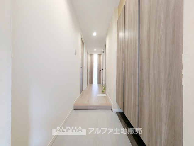 【Welcome　Space】　◆玄関◆帰宅時にほっとできる、穏やかな空気感の玄関。整った空間が日々の切り替えを自然にサポートし、来客時にも好印象を与えます。
