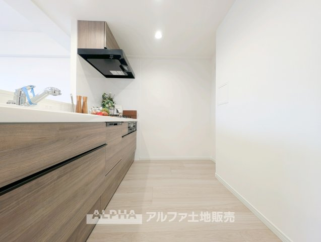 【Timeless　Kitchen】　◆暮らしの真ん中にある場所◆毎日の食事も、何気ない会話も自然と集まるキッチンスペース。空間に調和するデザインが、過ごす時間そのものを心地よく変えてくれる。　
