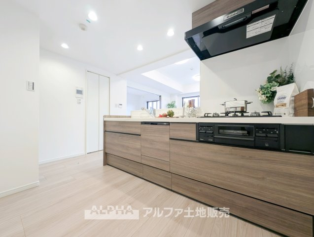 【Daily　Comfort】　◆毎日を整える空間◆使いやすさに配慮されたキッチンは、料理をする時間まで楽しく感じられる場所。暮らしのリズムに自然と馴染み、心地よい日常を演出します。