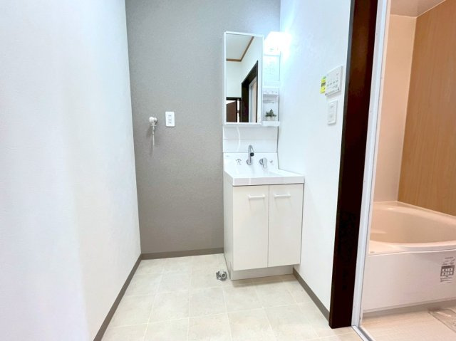 脱衣スペースが窮屈にならないように洗面台の位置を変えて配置しました♪