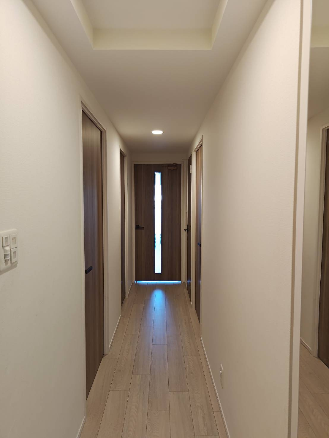 玄関から各お部屋へとまっすぐ続く廊下です。