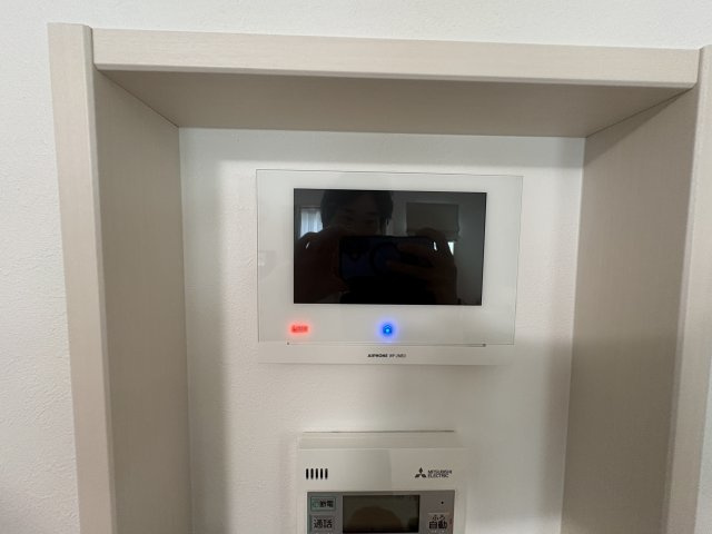 来訪者の顔を室内から確認できるTVモニター付きインターホンを設置しています。訪問者を映像で確認してから応対できるため、防犯面でも安心。小さなお子様のお留守番時やご高齢の方にも心強い設備です。