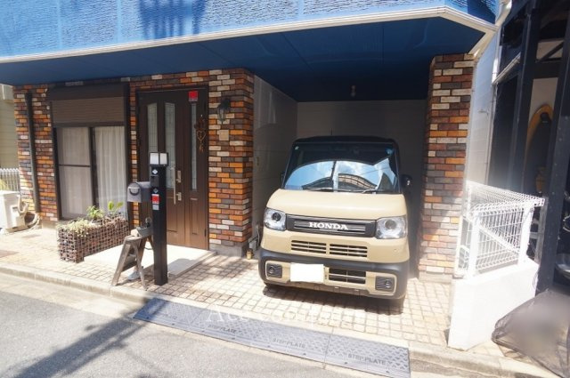 ※車庫はサイズ制限ございます。小型車駐車OK♪敷地間口が広く駐輪スペース楽々確保できます♪玄関は大きく開ける親子ドアです♪