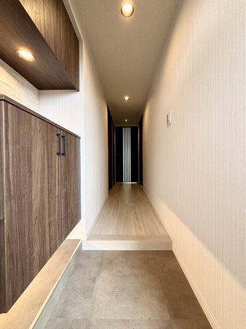 シンプルな玄関で、帰ってきた時にほっと落ち着く空間となっております。