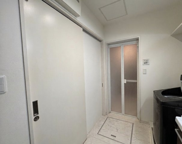 キッチン側と廊下側の両方から出入り可能な2WAY動線の洗面スペース。家事動線と生活動線を分けることで朝の混雑時や来客時にもスムーズに利用できます。洗濯や入浴へのアクセスも良く使い勝手の良い設計が魅力。