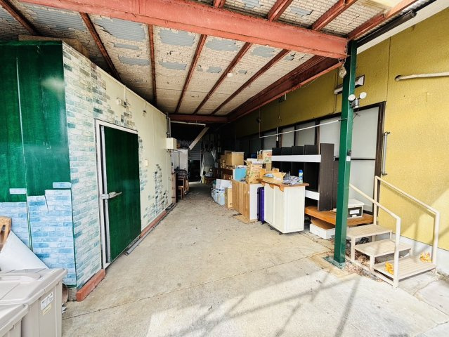 バックヤードです