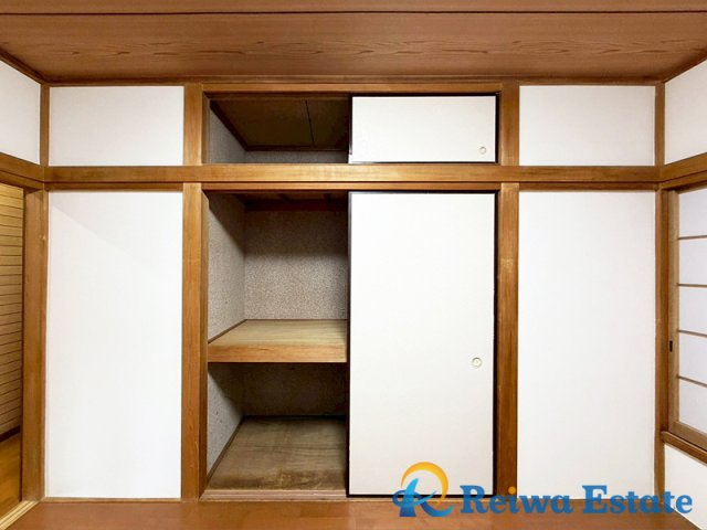 お布団や季節外の家電等を収納するのに便利です。