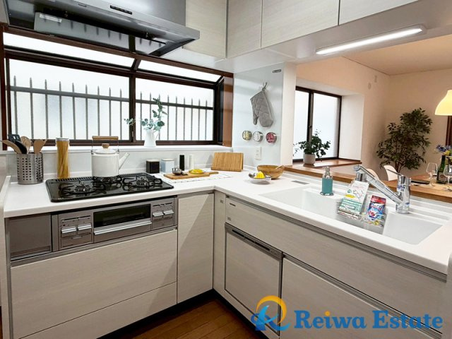 お料理が捗るL字型のキッチンは3口コンロで同時調理可能♪