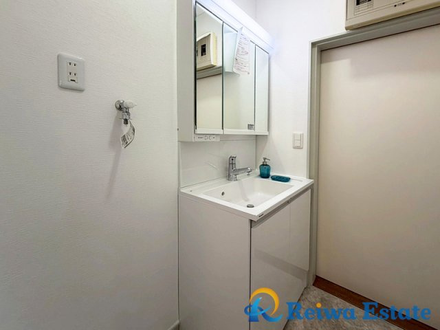 鏡裏に収納があり、水回りをスッキリ整頓できる三面鏡の洗面化粧台。