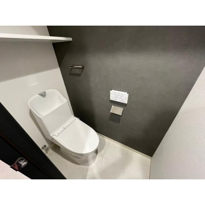 壁付けリモコン＆収納棚で、機能性もバッチリ！