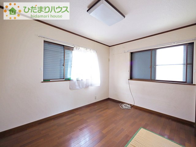 洋室は高い天井のゆったりとした空間を演出(^^)/