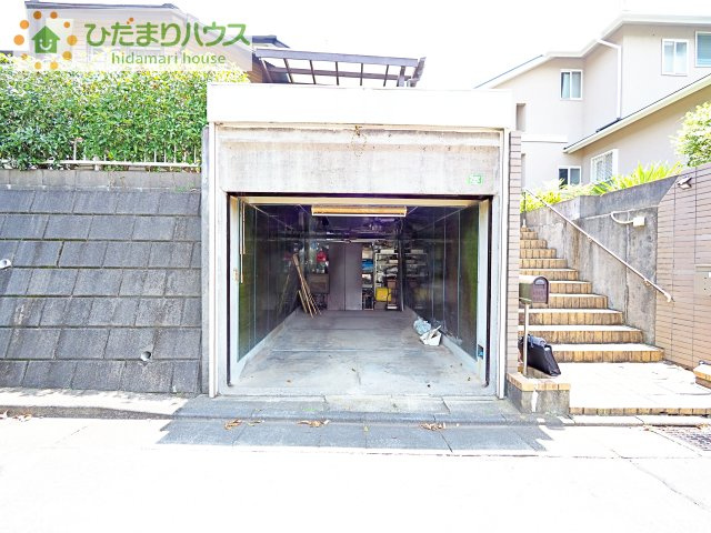 車庫付き物件なので防犯面も安心♪