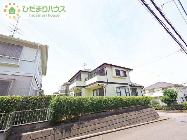 白を基調とした明るい印象を受ける外観です！