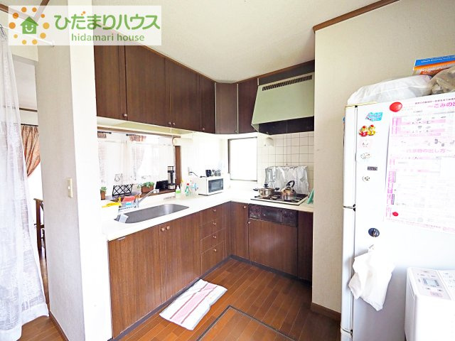 カウンターは少し高くなってますので、手元が隠れて来客からは見えにくくなってます♪
