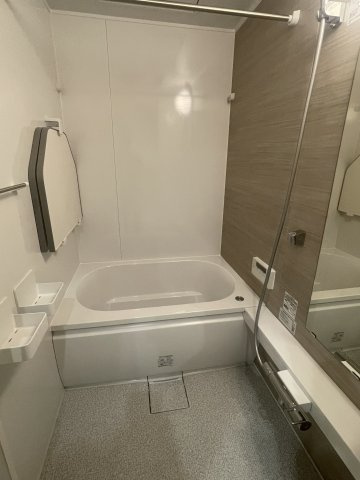 お風呂はお掃除が楽なシステムバスです。便利な浴室換気乾燥暖房機！