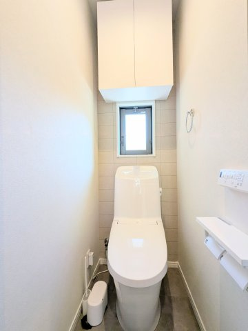 ～2階　吊戸棚付トイレ写真～