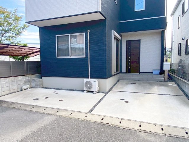 前面道路との高低差もなく、スムーズに車の出し入れができます！