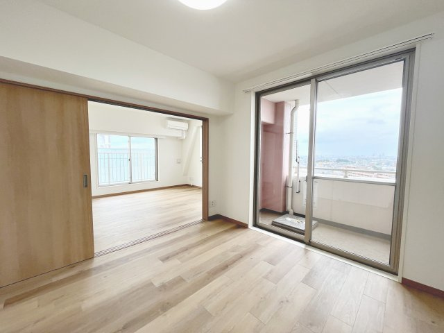 コンパクトで使いやすい洋室です