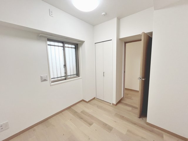 落ち着いた色調の洋室です