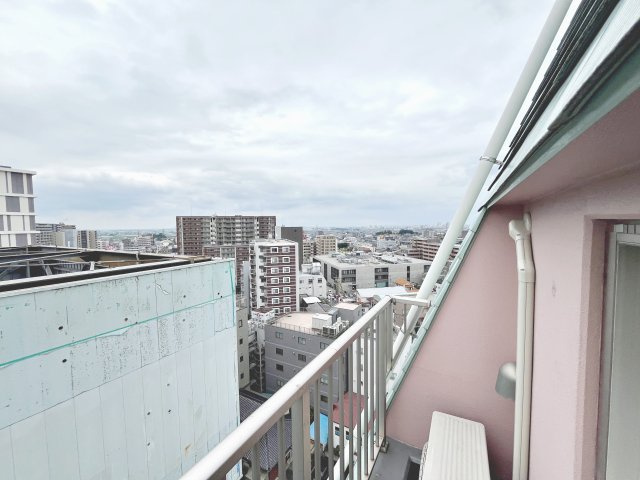 開放的で明るい空間を演出してくれるバルコニーです