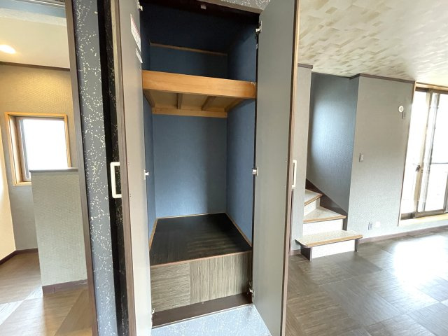 リビングにあるクローゼット。掃除用具置き場としても！