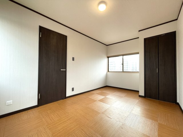 3階洋室。各居室に収納がある仕分けのしやすい造りです