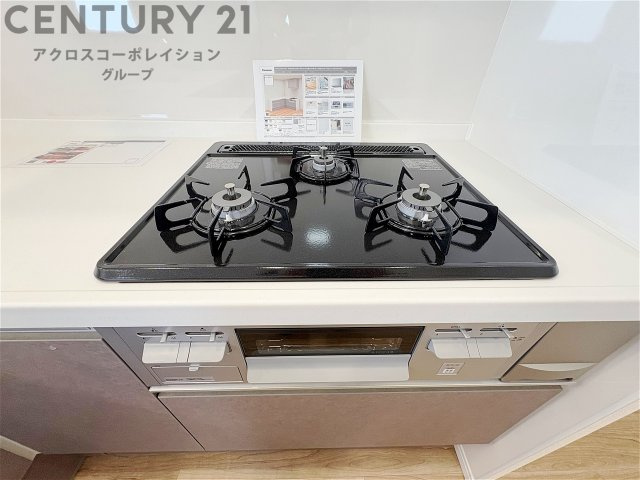 多数の調理器具を同時に使用でき、料理の効率化が可能。省エネで節約になり、様々な料理スタイルに適応できます。また、火力調整が独立しており、手入れや掃除もしやすく、今よりもっとお料理が楽しくなるかも。