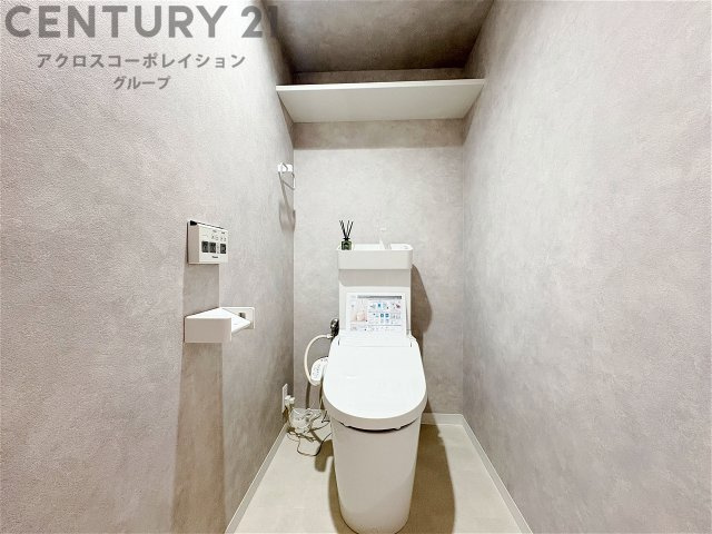 温水洗浄便座付トイレは温水洗浄機能により、暖かい水でおしりを洗浄することができ、冷たい水を使う従来の便座に比べ、温水洗浄機能で暖かいトイレを提供し、快適な使用を可能にします。