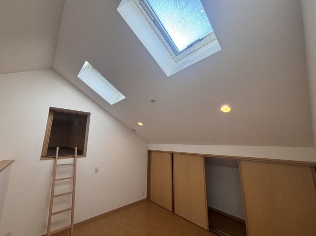 勾配天井には窓があり、より広々とした空間を感じさせてくれます